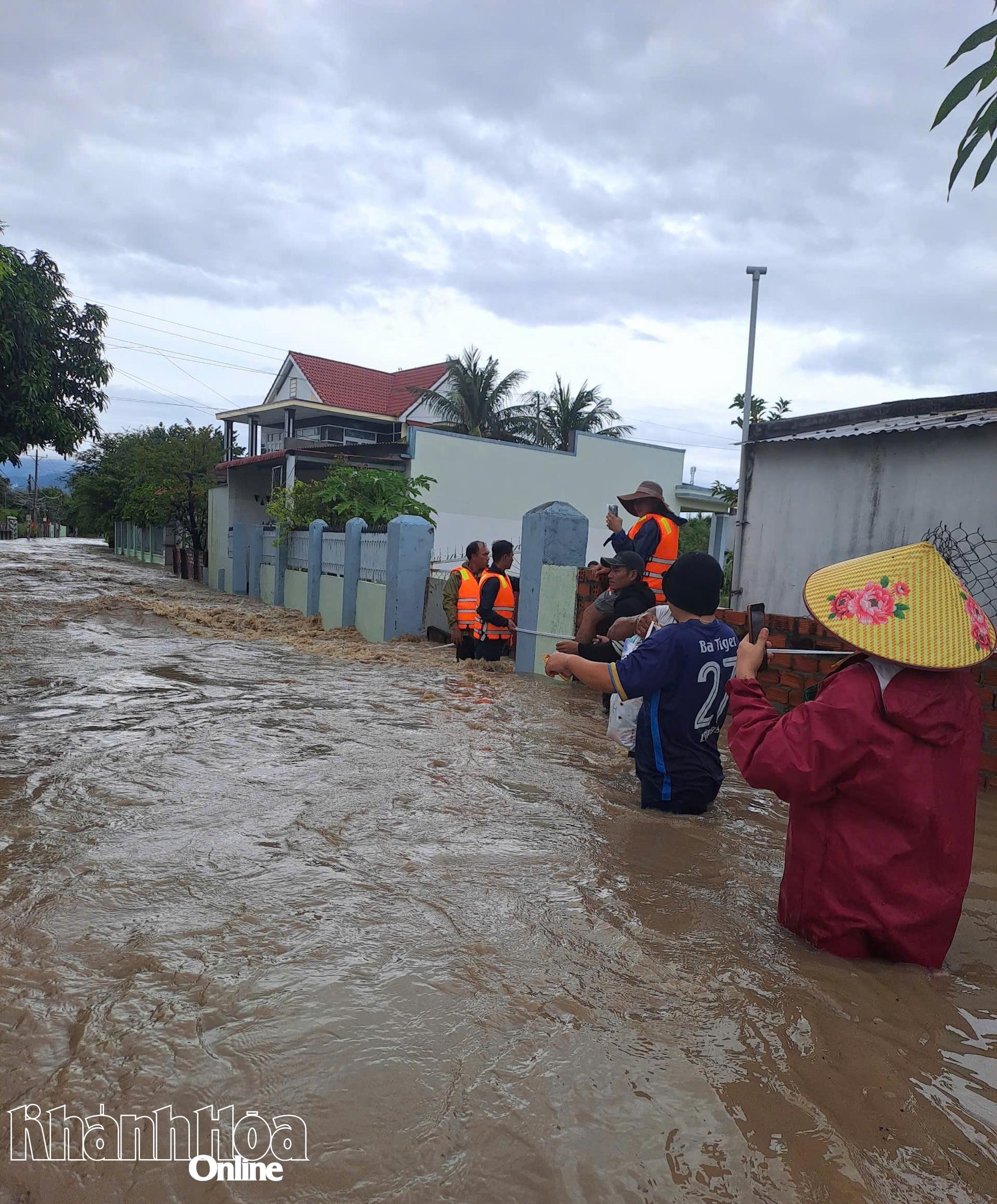 Úřady obce Xuan Hai podporují lidi v evakuaci.