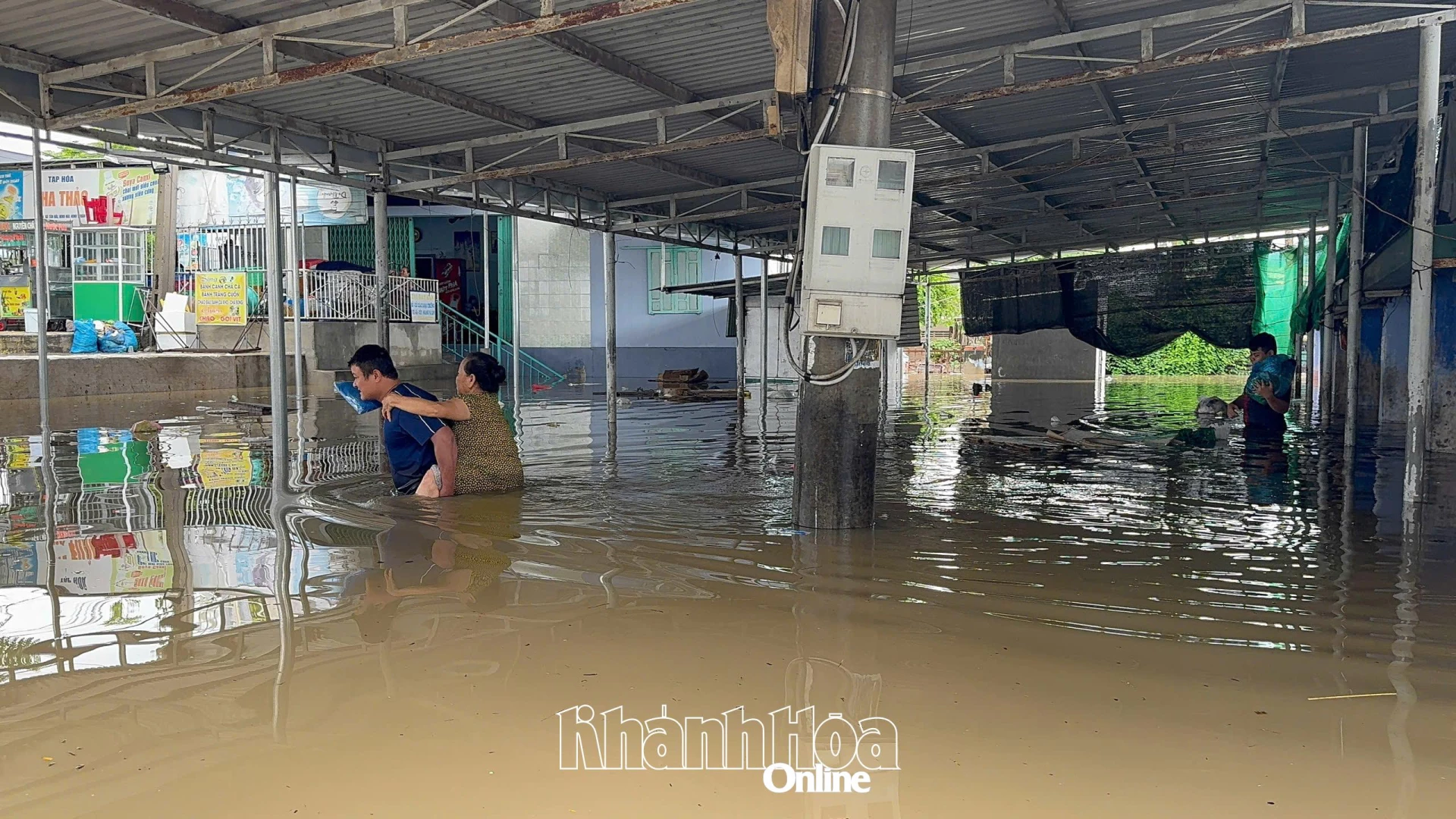 Voda prudce stoupala, domácnosti ve vesnici Go Den v obci Xuan Hai byly proaktivně evakuovány a přesunuty na bezpečné místo.