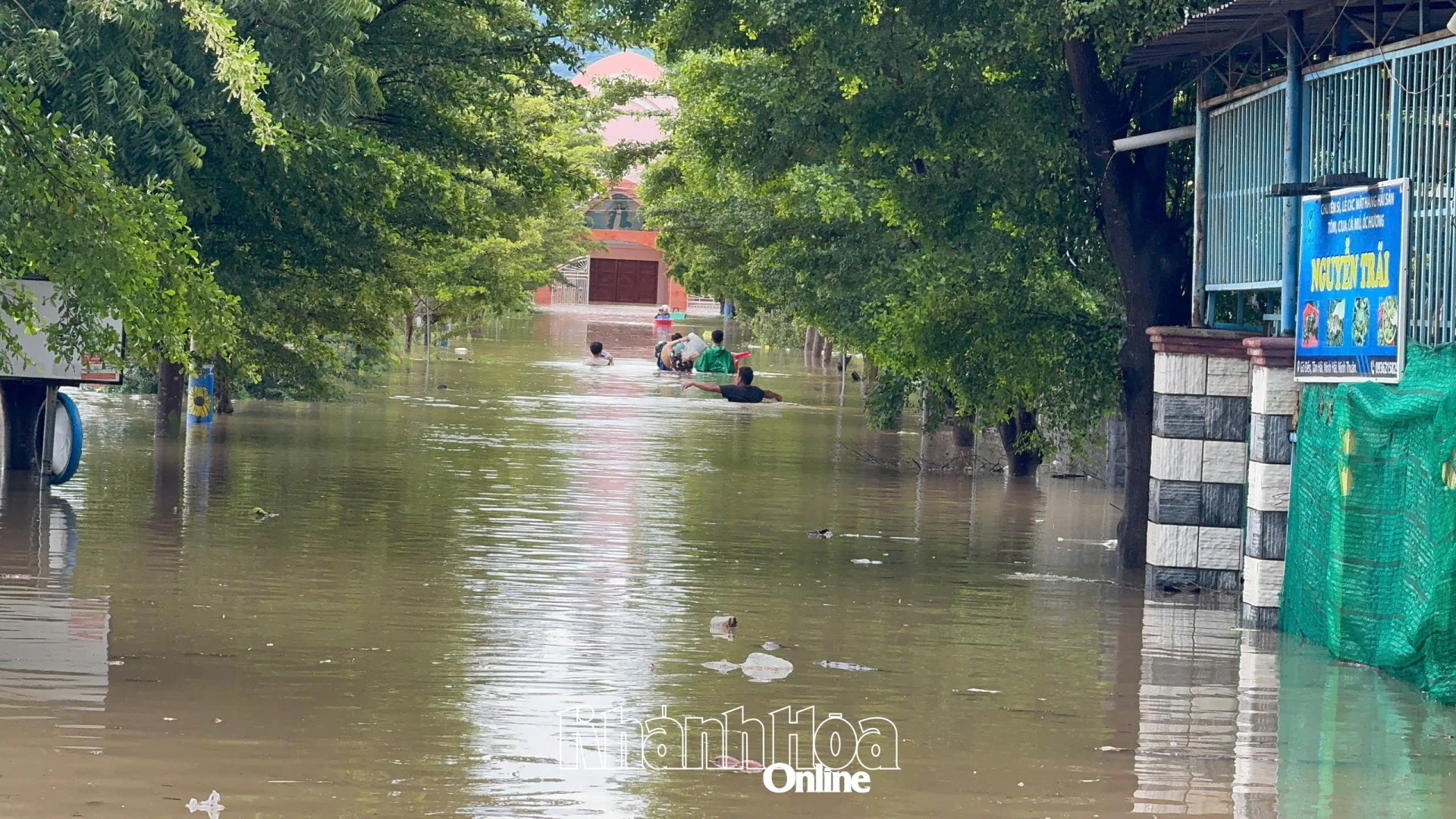 Cesta do vesnice Go Den je silně zatopená.