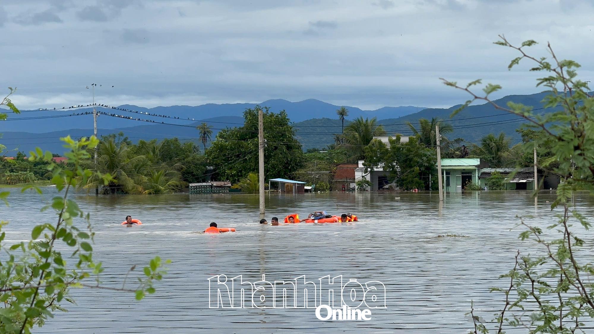 Funkční síly obce Xuan Hai podpořily obyvatele vesnice Ho Diem v evakuaci do bezpečí.