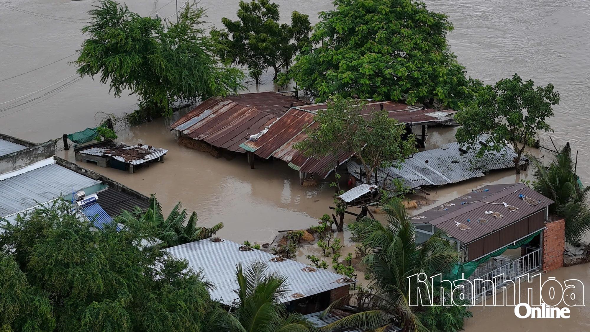 Mnoho domů ve vesnici Ho Diem bylo ponořeno pod vodou.