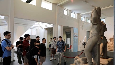 Découvrez 12 trésors nationaux au musée de la sculpture cham de Da Nang.