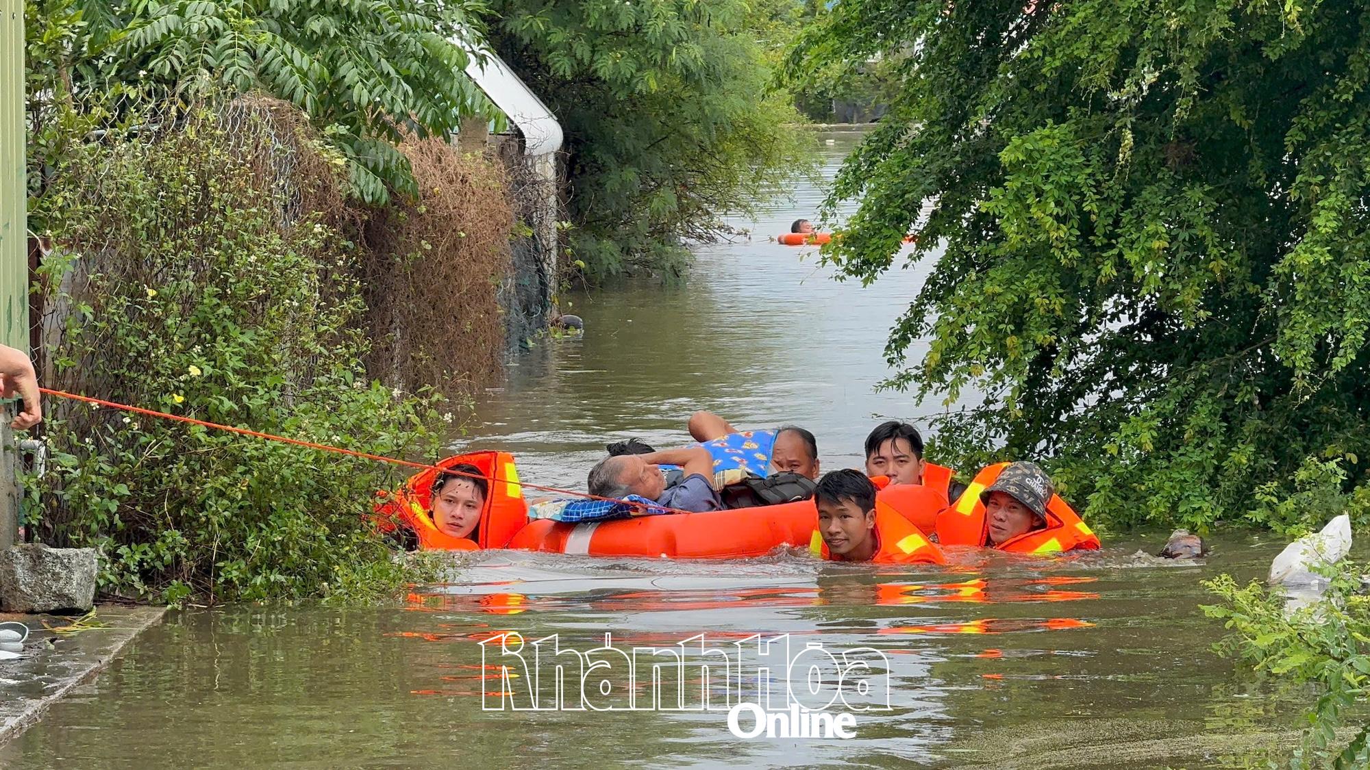 Úřady obce Xuan Hai podpořily evakuaci lidí do bezpečí.
