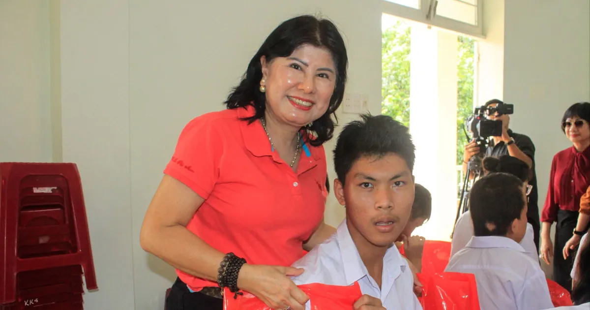 Các đoàn thể, doanh nghiệp tặng quà cho Trung tâm Nuôi dạy trẻ khuyết tật Võ Hồng Sơn