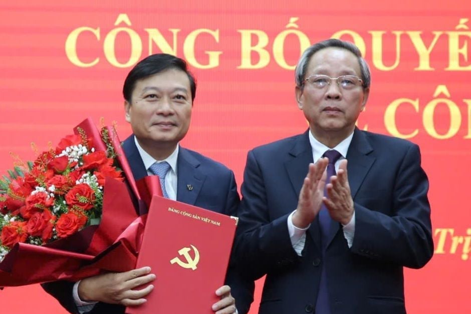 ທ່ານ ເລຮົ່ງວິງ ໄດ້ຮັບຄຳຕັດສິນຂອງຄະນະເລຂາທິການຈັດຕັ້ງເປັນຮອງເລຂາຄະນະພັກແຂວງ ກວາງຈິ ໄລຍະ 2025-2030. ພາບ: Quoc Nam. Ông Lê Hồng Vinh nhận quyết định của Ban Bí thư giữ chức Phó Bí thư Tỉnh ủy Quảng Trị nhiệm kỳ 2025-2030. Ảnh: Quốc Nam.