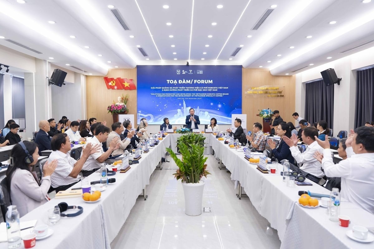 토론 장면. 사진: 트란 토. Quang cảnh buổi tọa đàm. Ảnh: Trần Thọ.