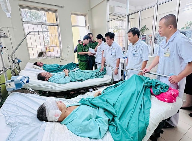 کھنہ ہو میں لینڈ سلائیڈنگ کے متاثرین کے لیے رات بھر ہنگامی دیکھ بھال، بروقت علاج - تصویر 1۔ Trắng đêm cấp cứu, điều trị kịp thời cho nạn nhân trong vụ sạt lở đèo ở Khánh Hòa- Ảnh 1.