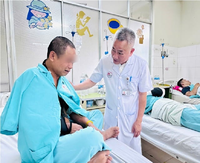 کھنہ ہو میں لینڈ سلائیڈنگ کے متاثرین کے لیے رات بھر ہنگامی دیکھ بھال، بروقت علاج - تصویر 3۔ Trắng đêm cấp cứu, điều trị kịp thời cho nạn nhân trong vụ sạt lở đèo ở Khánh Hòa- Ảnh 3.