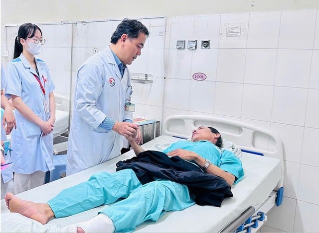 کھنہ ہو میں لینڈ سلائیڈنگ میں متاثرین کے لیے رات بھر ہنگامی دیکھ بھال، بروقت علاج - تصویر 4۔ Trắng đêm cấp cứu, điều trị kịp thời cho nạn nhân trong vụ sạt lở đèo ở Khánh Hòa- Ảnh 4.