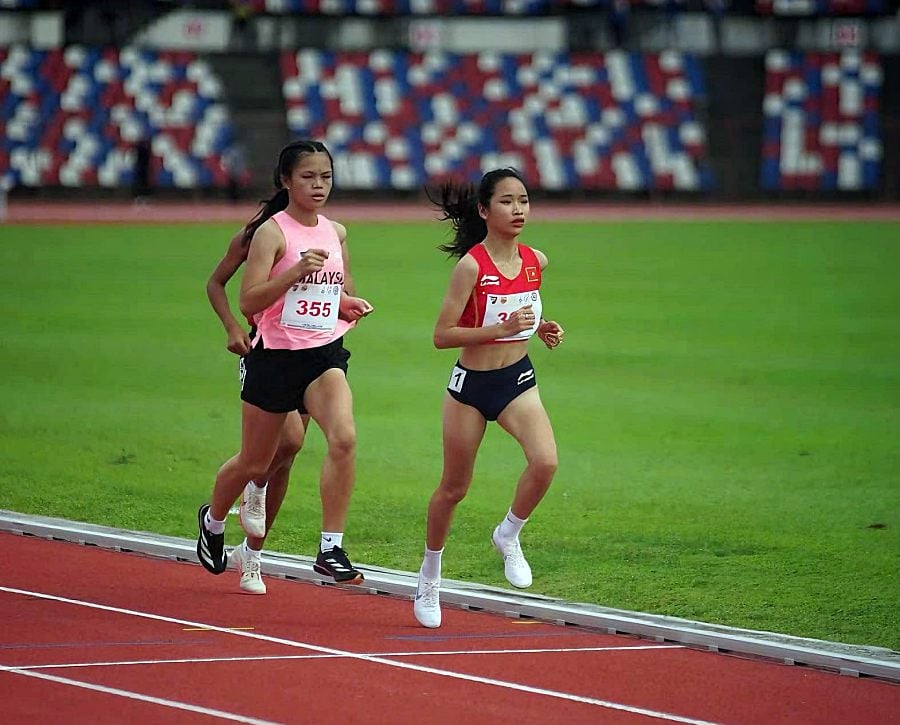 Lương Thị Khan bảo vệ thành công HCV 3.000m nữ tại giải vô địch Điền kinh trẻ Đông Nam Á 2- Ảnh 1.