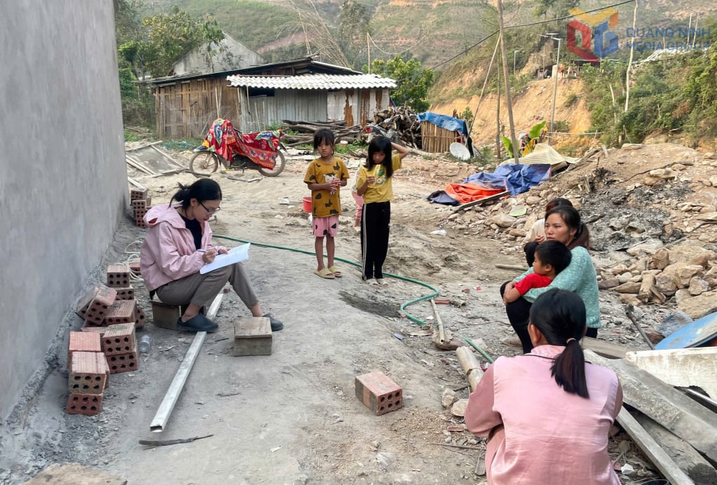 លោកគ្រូអ្នកគ្រូនៃអនុវិទ្យាល័យគីធឿងចល័តសិស្សចូលរៀន។