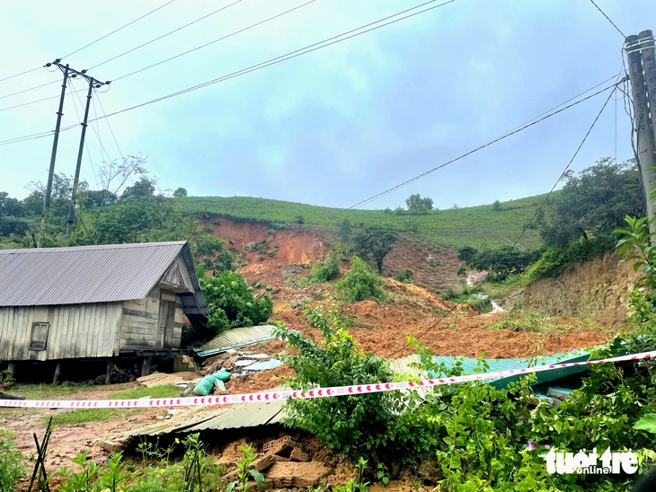 Quả đồi ở Đắk Lắk sạt lở, vùi lấp nhà dân; nhiều vùng ngập nặng - Ảnh 1.