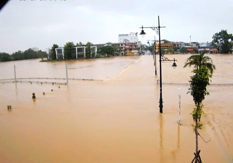 Аварийное наводнение на реках Бо и Хыонг в городе Хюэ - Фото 1. Lũ khẩn cấp trên sông Bồ, sông Hương ở TP. Huế- Ảnh 1.