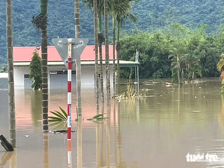 Sạt lở cả đồi ở Đắk Lắk vùi lấp nhà dân, hàng trăm hộ bị ngập - Ảnh 6.