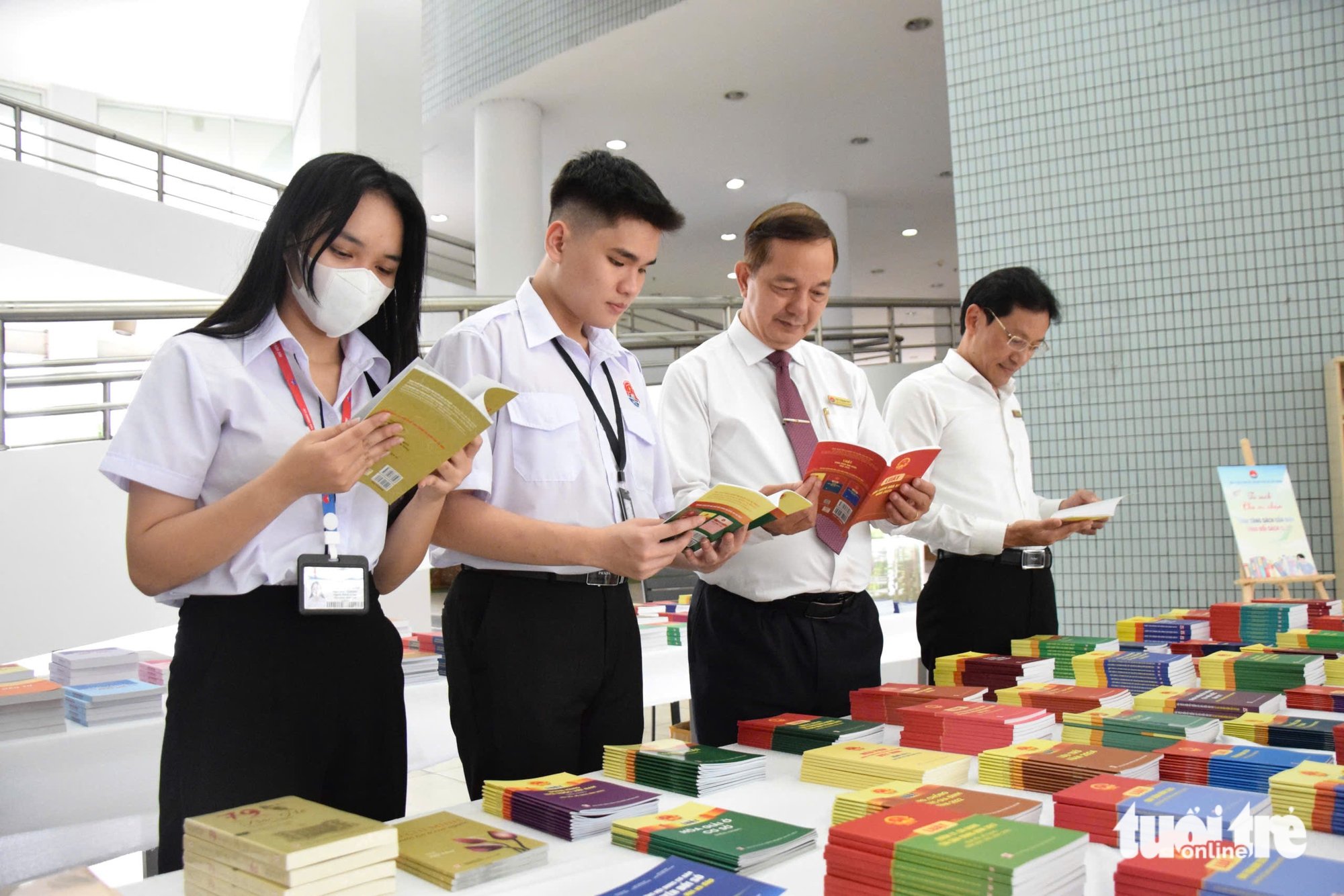 បណ្ឌិតសភាមន្ត្រីទីក្រុងហូជីមិញ រៀបចំសប្តាហ៍សៀវភៅ ដើម្បីអបអរសាទរទិវាគ្រូបង្រៀនវៀតណាម - រូបថត ១.