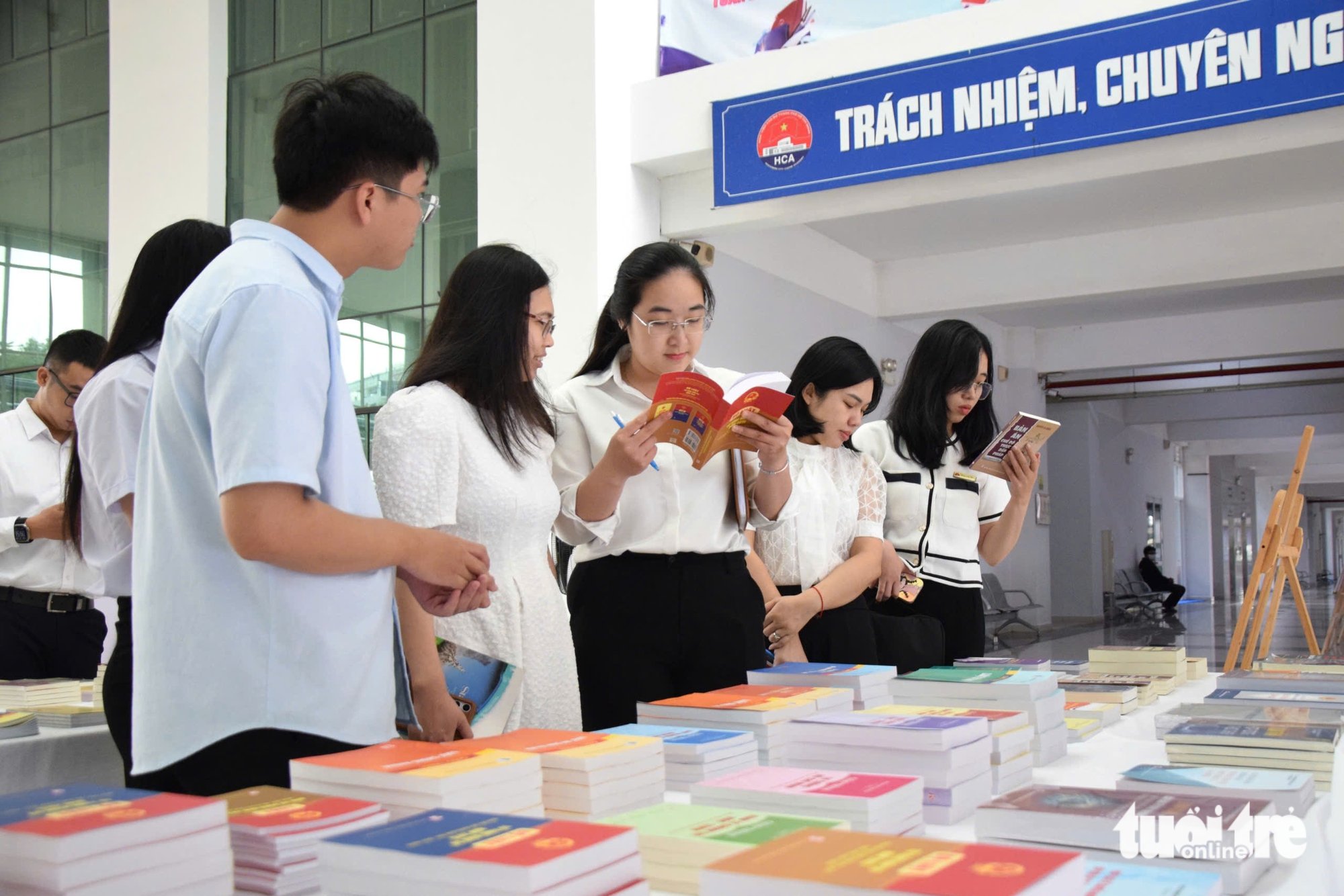 បណ្ឌិតសភាមន្ត្រីទីក្រុងហូជីមិញ រៀបចំសប្តាហ៍សៀវភៅ ដើម្បីអបអរសាទរទិវាគ្រូបង្រៀនវៀតណាម - រូបថត ៤.