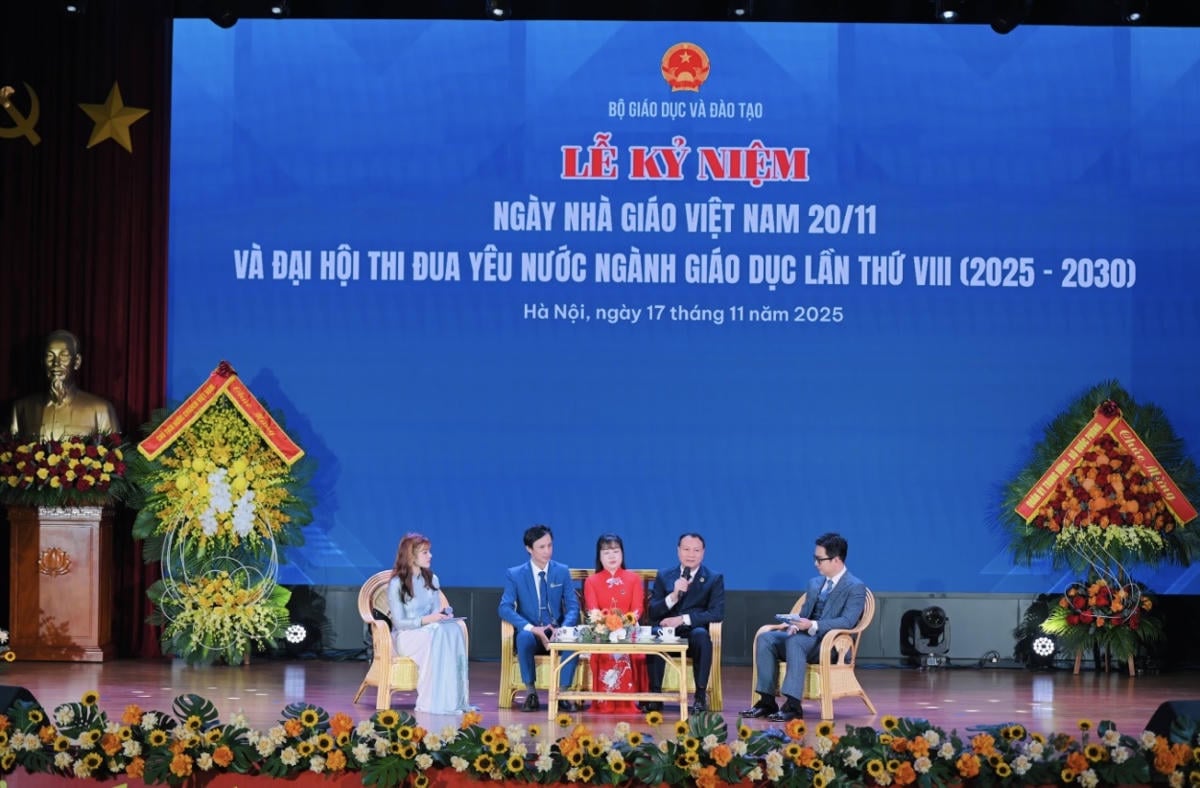 Professores de destaque interagem na celebração. Foto: Tran Hiep