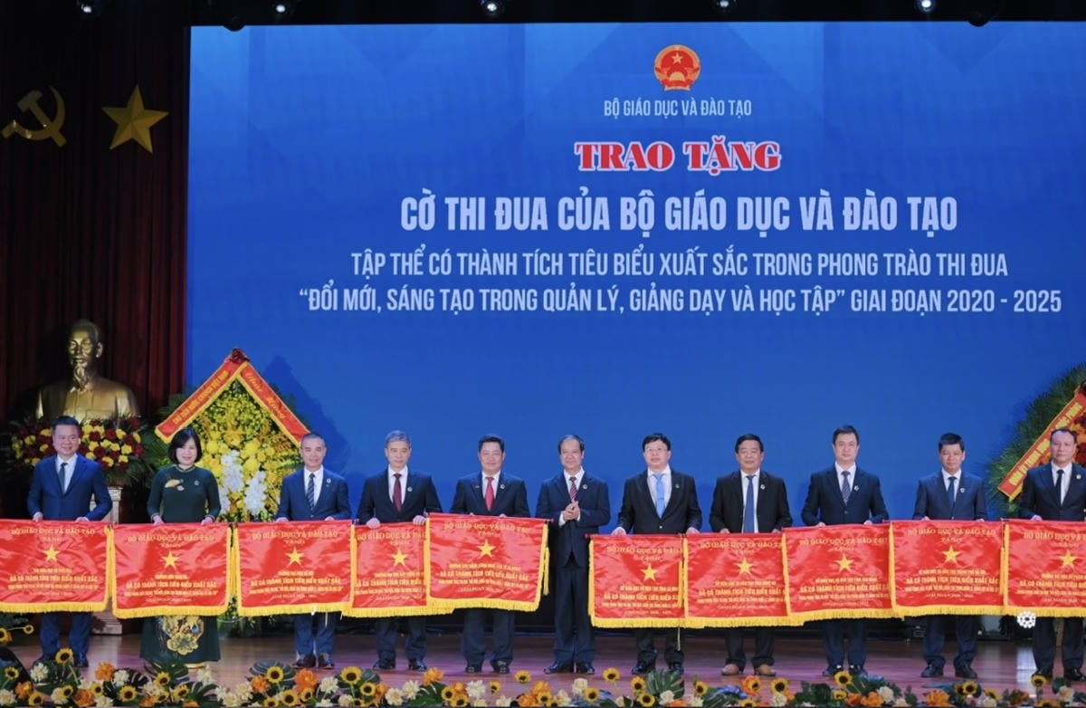 Motivar professores e eliminar os obstáculos à educação para alcançar resultados inovadores.