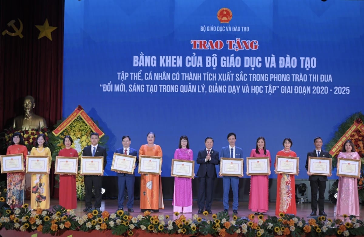 Líderes do Ministério da Educação e Formação entregaram Bandeiras de Emulação e Certificados de Mérito a grupos e indivíduos. Foto: Tran Hiep