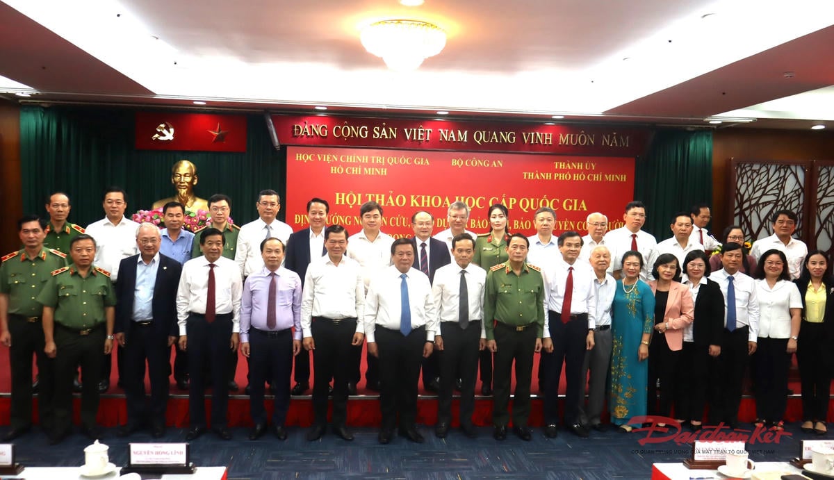 נציגים מצלמים תמונות למזכרת בכנס המדעי הלאומי. צילום: הונג פוק.