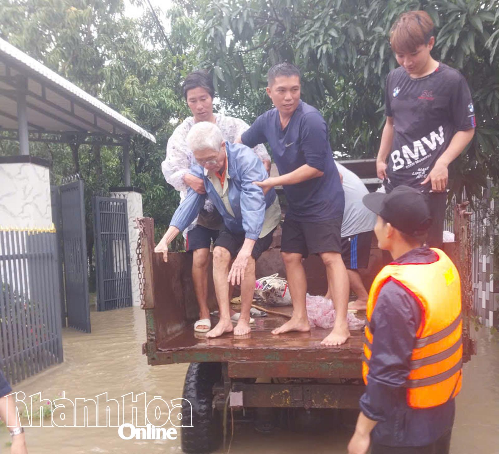 Autoritățile din sectorul Ba Ngoi au evacuat locuințele din zona rezidențială Thong Nhat într-un loc sigur.