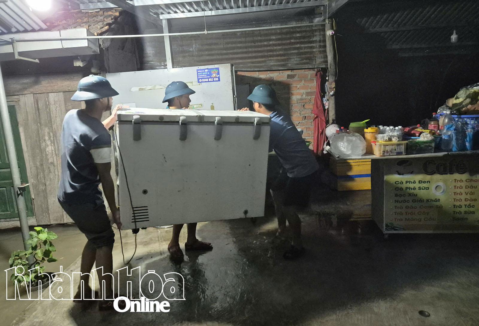 Mutați urgent bunurile pentru a ajuta oamenii să ajungă în siguranță