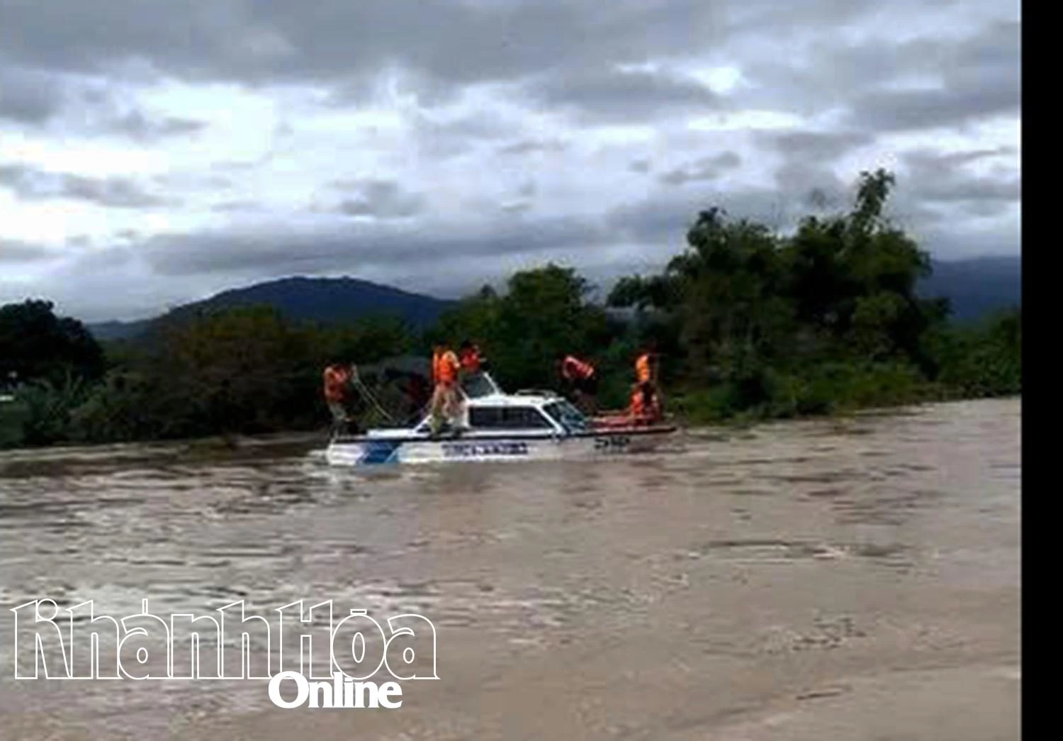Canoe au fost mobilizate pentru a evacua oamenii din zonele inundate adânc.