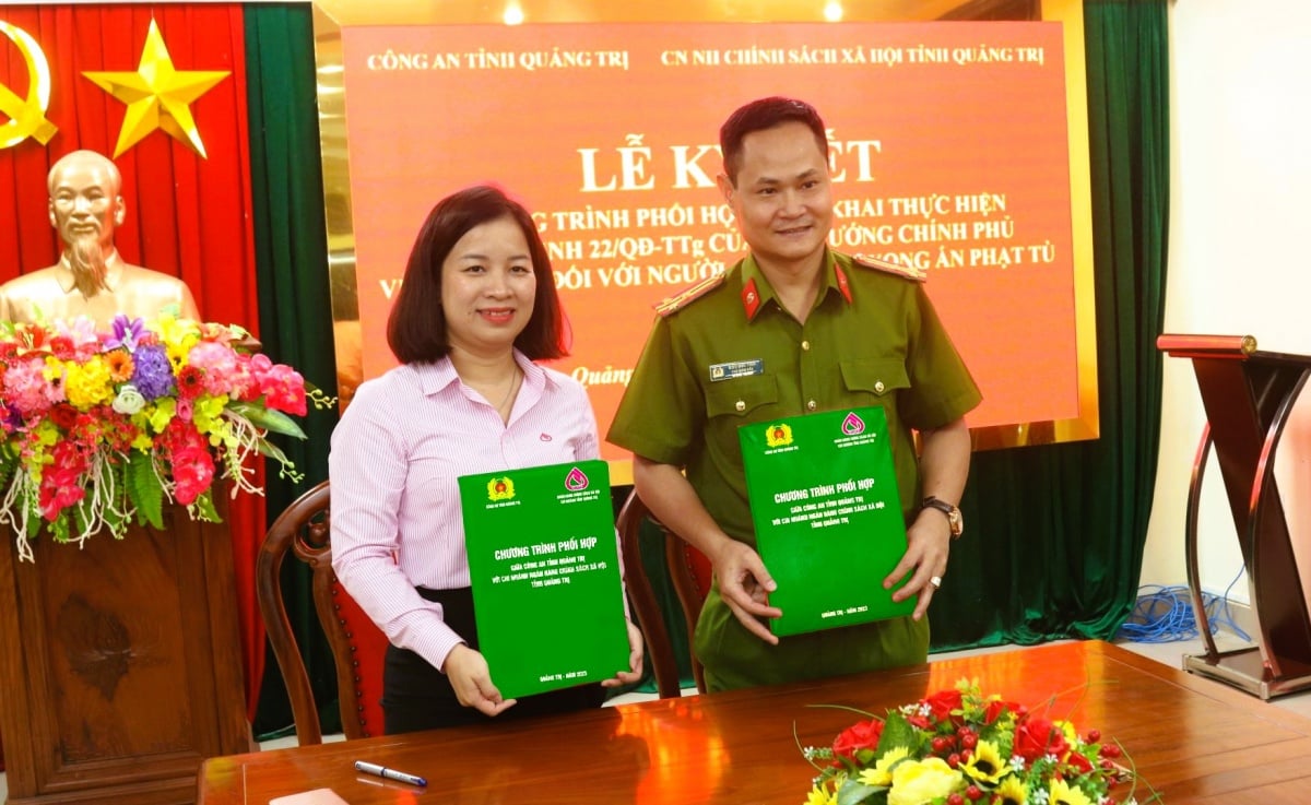 Oddział Funduszu Kredytowego Ludu prowincji Quang Tri i Policja Prowincji Quang Tri podpisały umowę o współpracy mającą na celu wdrożenie polityki kredytowej dla osób, które odbyły karę więzienia.