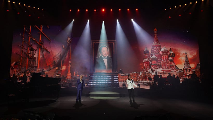 Khoảnh khắc xúc động khi giọng ca của Nghệ sĩ Nhân dân Trung Kiên hòa cùng Nghệ sĩ Nhân dân Quang Thọ và Nghệ sĩ Nhân dân Quốc Hưng.