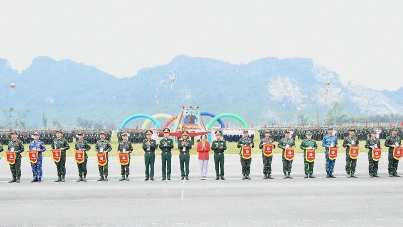 Komitet organizacyjny wręczył pamiątkowe flagi przedstawicielom drużyn biorących udział w Festiwalu Sportu.
