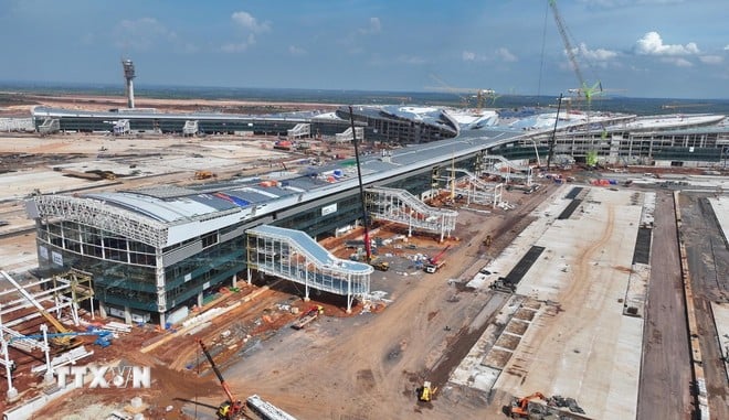Terminal penumpang lapangan terbang Long Thanh sedang dalam pembinaan segera. (Foto: Cong Phong/VNA)