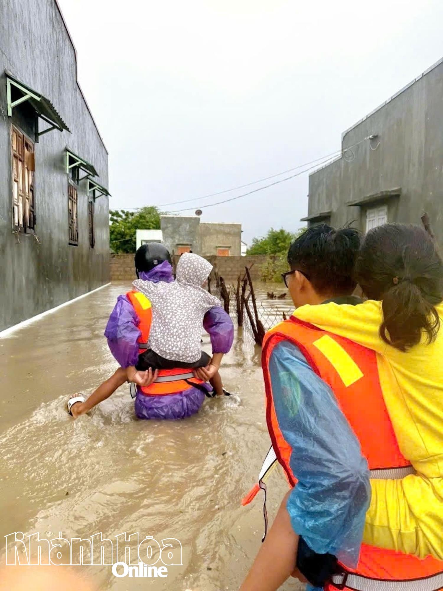 Muchas zonas de la comuna de Ninh Hai quedaron profundamente inundadas y tuvieron que ser evacuadas.