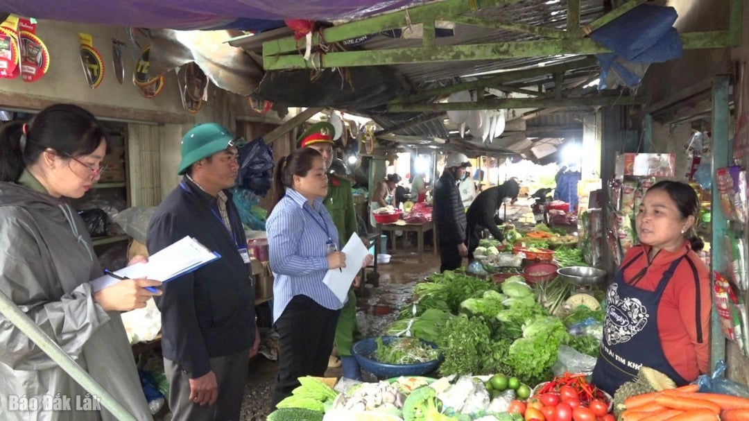 ប្រធានគណៈកម្មាធិការប្រជាជនឃុំពង្រ លោក Phan Hoang Lam កៀរគរអាជីវករប្រគល់ដីសាងសង់សួនបៃតង។