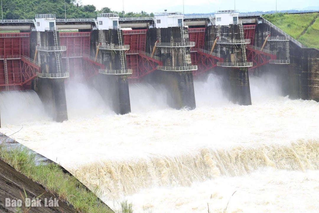 El aliviadero del embalse hidroeléctrico de Buon Kuop está abriendo sus compuertas.