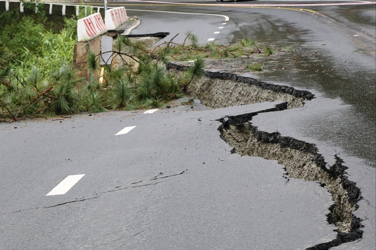 Sesuv půdy v průsmyku Prenn smetl kameny, půdu a stromy pod sebou. Foto: Hoang Sa. Sạt lở trên đèo Prenn cuốn theo đất đá và cây cối xuống phía dưới. Ảnh: Hoàng Sa.