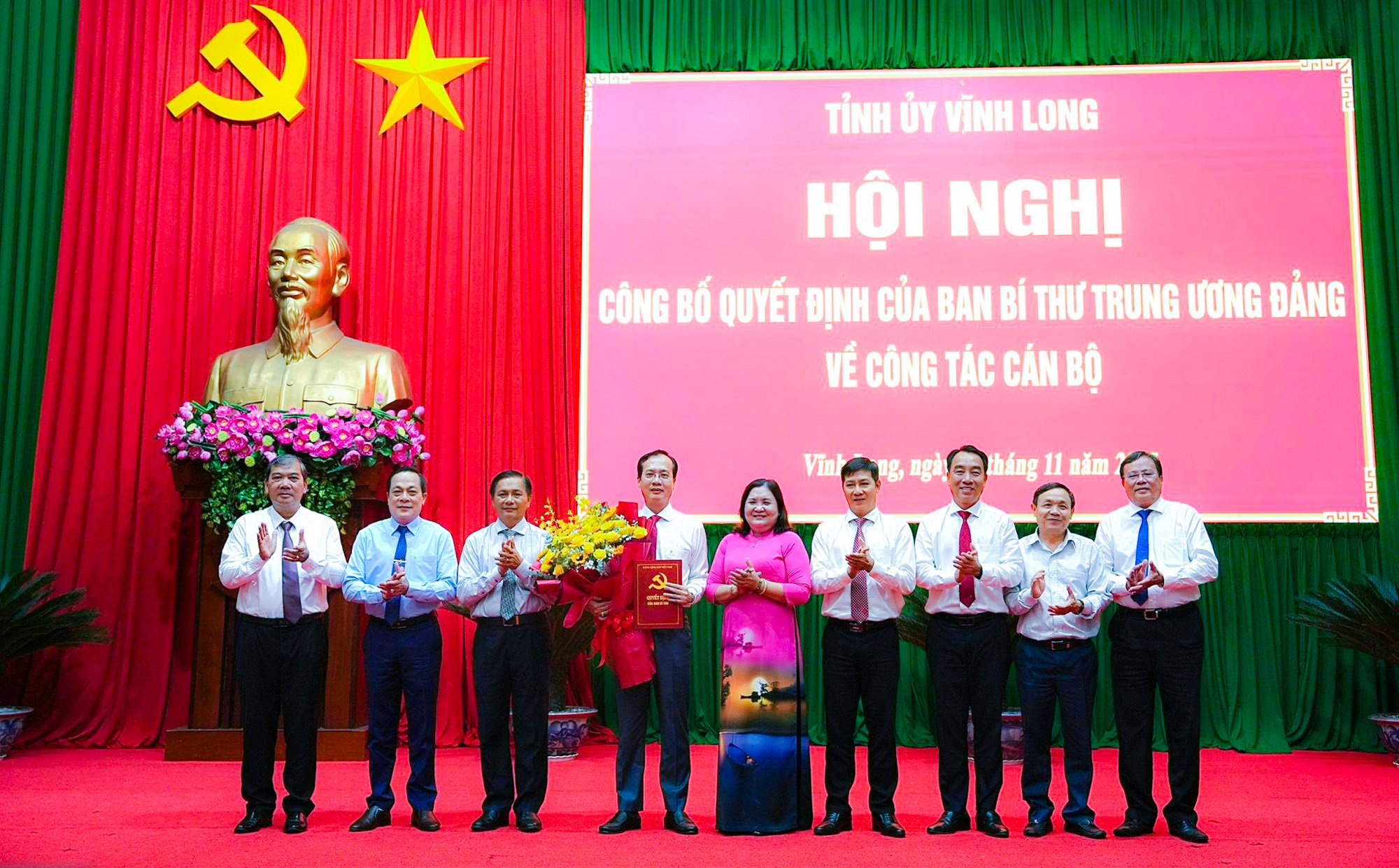 Faste medlemmer av Vinh Long provinsielle partikomité gratulerer kamerat Tran Tri Quang.