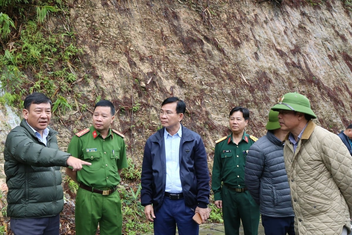 Poté, co obdržel informace o incidentu, předseda provinčního lidového výboru Lam Dong, pan Ho Van Muoi, se spolu se zástupci odborů, poboček a obcí zúčastnil inspekce a řízení postupu při sesuvu půdy v průsmyku Prenn. Foto: Hoang Sa. Sau khi nhận được thông tin vụ việc, Chủ tịch UBND tỉnh Lâm Đồng, ông Hồ Văn Mười cùng đại diện các sở, ngành, địa phương đã có mặt để kiểm tra và chỉ đạo khắc phục sự cố sạt lở trên đèo Prenn. Ảnh: Hoàng Sa.