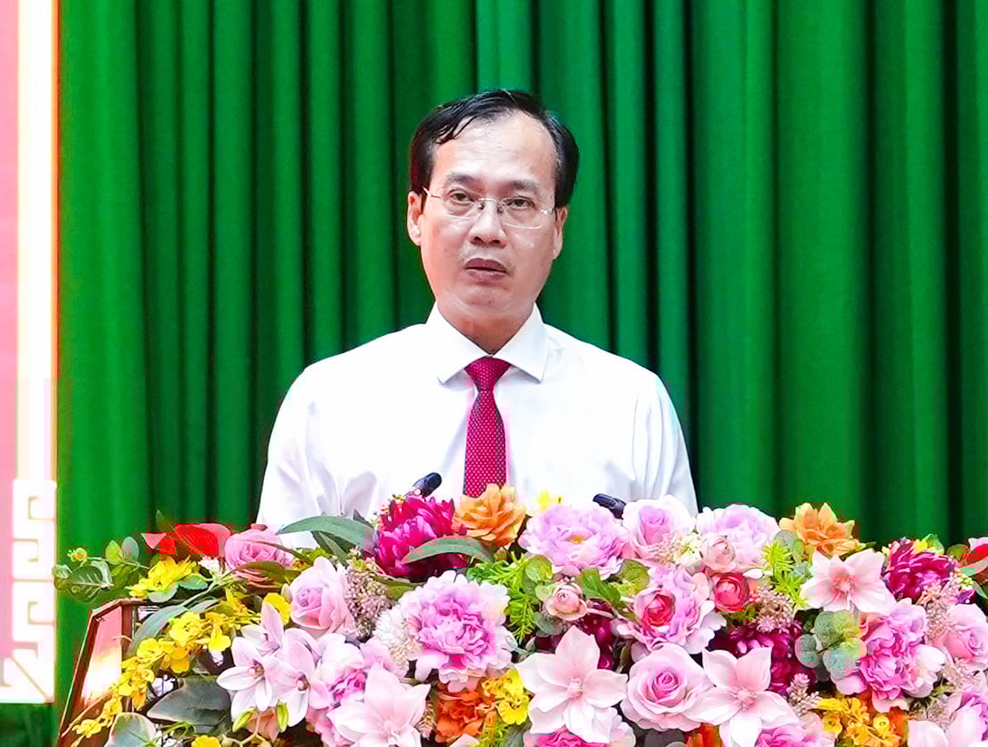 Kamerat Tran Tri Quang – visesekretær i Vinh Long provinsielle partikomité – holdt en tale der han mottok oppdraget.