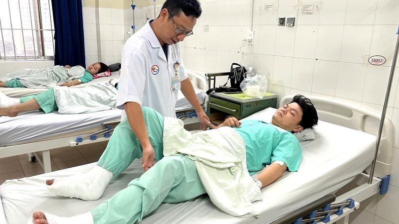 Läkare undersöker offer som vårdas på Khanh Hoa General Hospital.