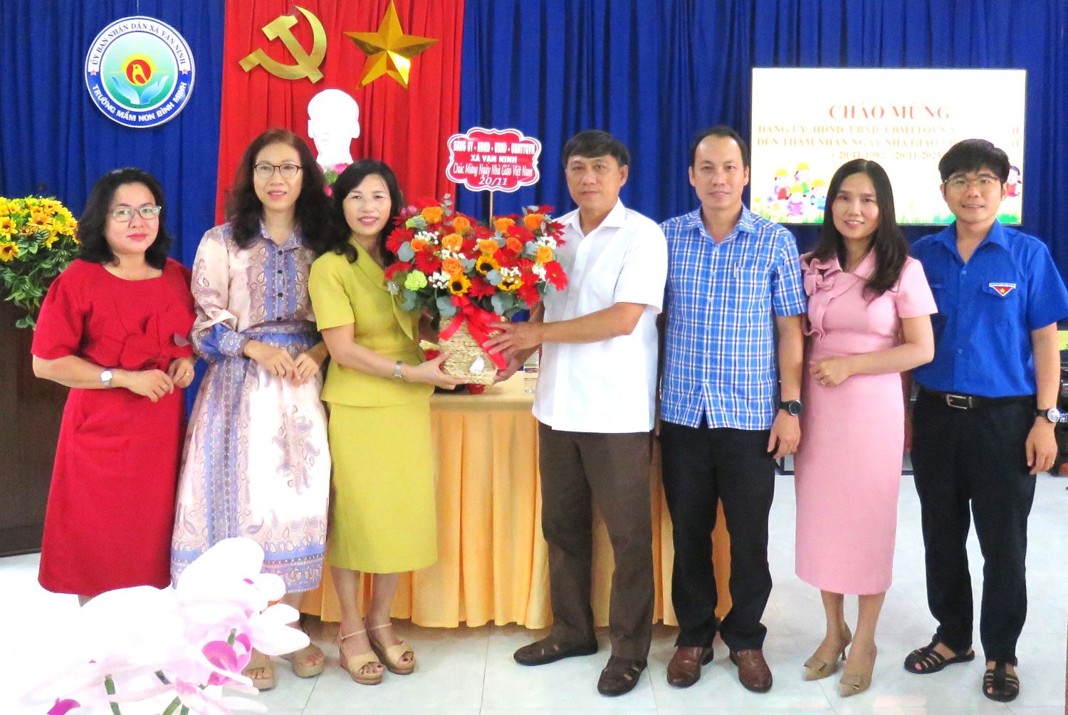 Vedoucí představitelé obce Van Ninh navštívili a poblahopřáli mateřské škole Binh Minh.