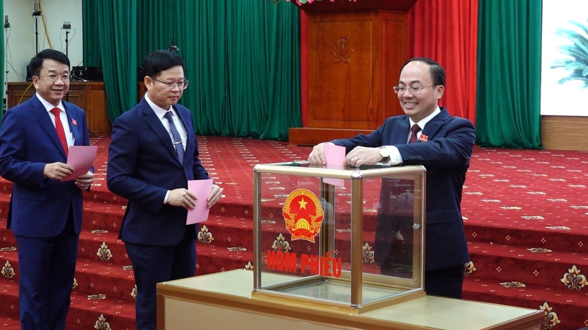 ບັນດາຜູ້ແທນເລືອກຕັ້ງປະທານຄະນະກຳມະການປະຊາຊົນແຂວງ ໄຕງວຽນ ໄລຍະ 2021-2026. ພາບ: ກວາງລິງ. Các đại biểu thực hiện bầu chức danh Chủ tịch UBND tỉnh Thái Nguyên nhiệm kỳ 2021-2026. Ảnh: Quang Linh.