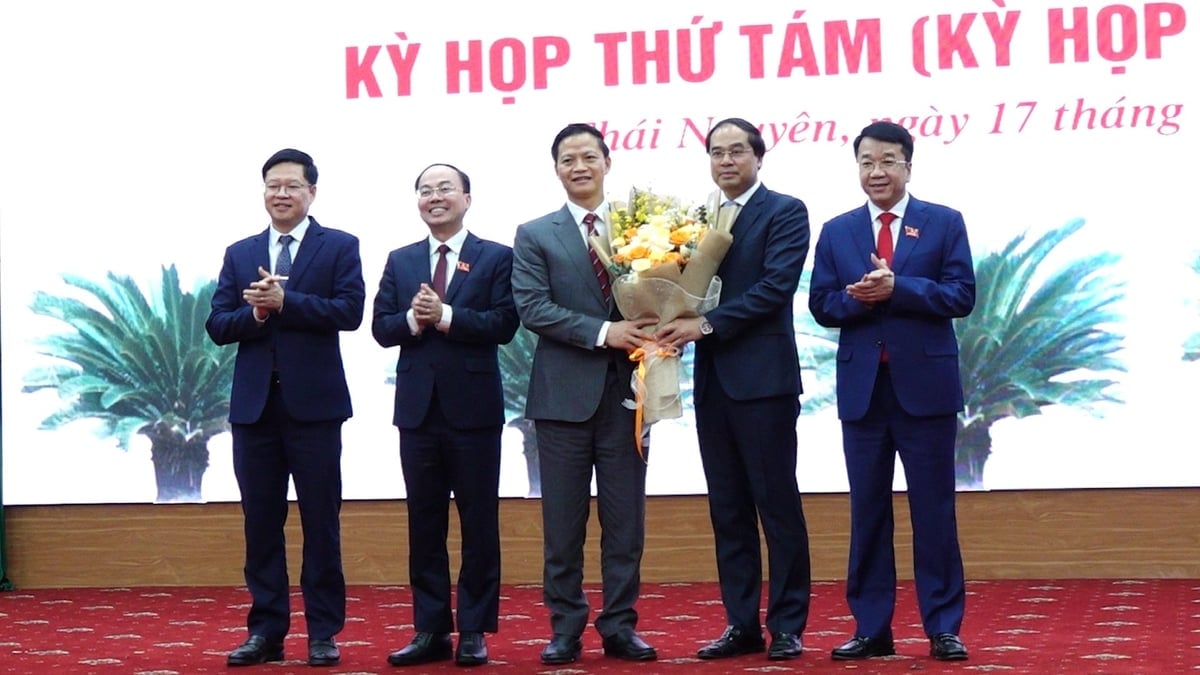 ການນຳແຂວງ ໄທງວຽນ ໄດ້ວາງດອກໄມ້ສະແດງຄວາມຊົມເຊີຍຕໍ່ທ່ານ ຫວູກວກຕວນ. ພາບ: ກວາງລິງ. Lãnh đạo tỉnh Thái Nguyên tặng hoa chúc mừng ông Vương Quốc Tuấn. Ảnh: Quang Linh.