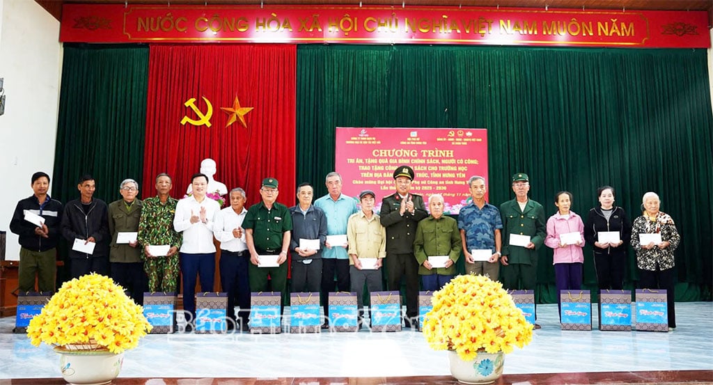 اهدای هدایا به خانوادههای ذینفعان سیاستها و افرادی که کمکهای انقلابی کردهاند.