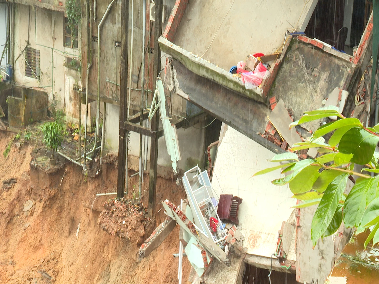 Khe Sanh 지역 Hung Vuong 거리 중심가에 있는 74번 주택이 부분적으로 무너졌습니다. - Phuoc Dat 촬영