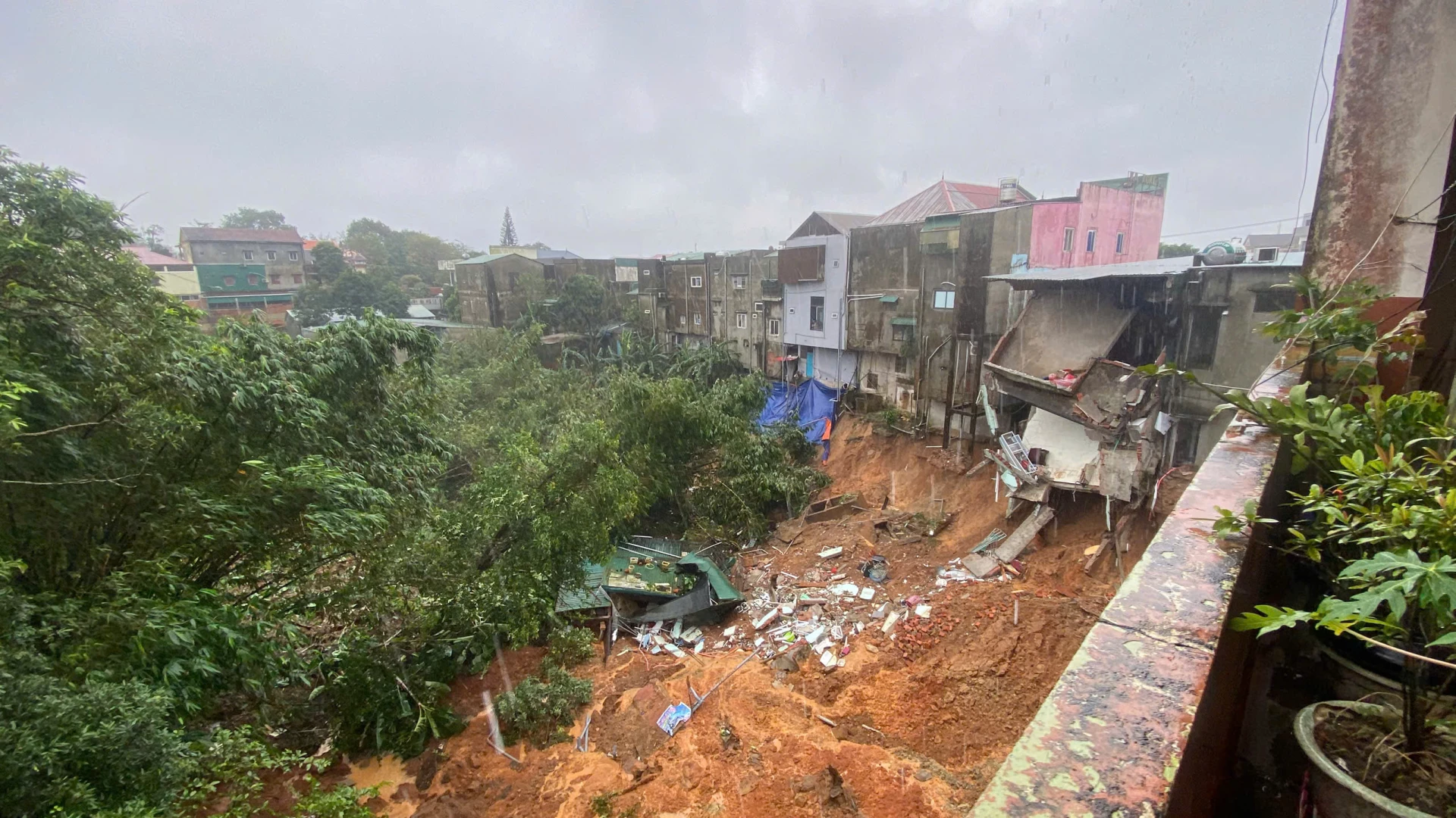 Khe Sanh Commune, Hung Vuong Street에 인접한 많은 주택이 붕괴 위험에 처해 있습니다. - Phuoc Dat 사진