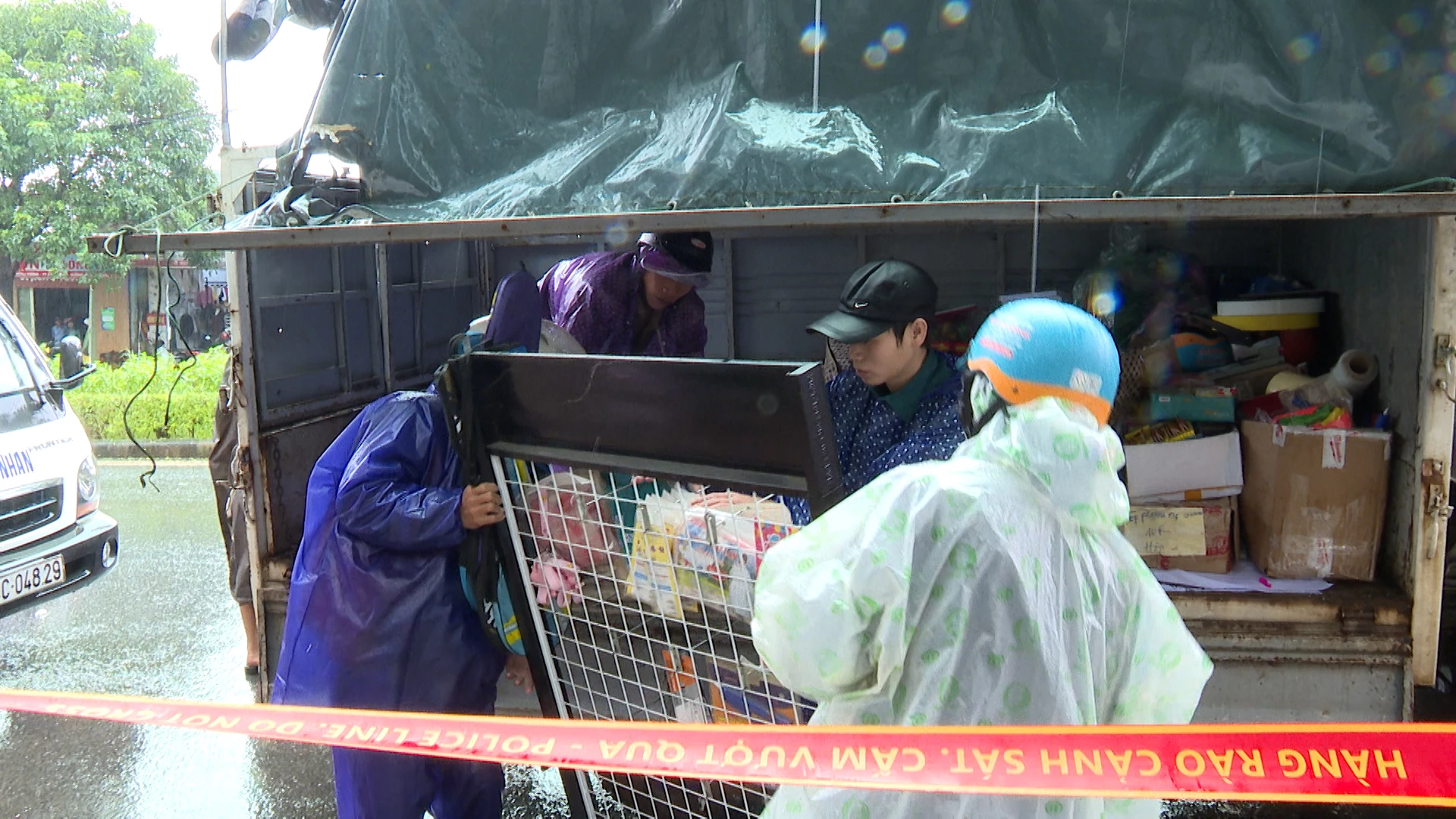 당국은 현장을 봉쇄하고 Hung Vuong Street에 있는 11가구를 대피시켰습니다.