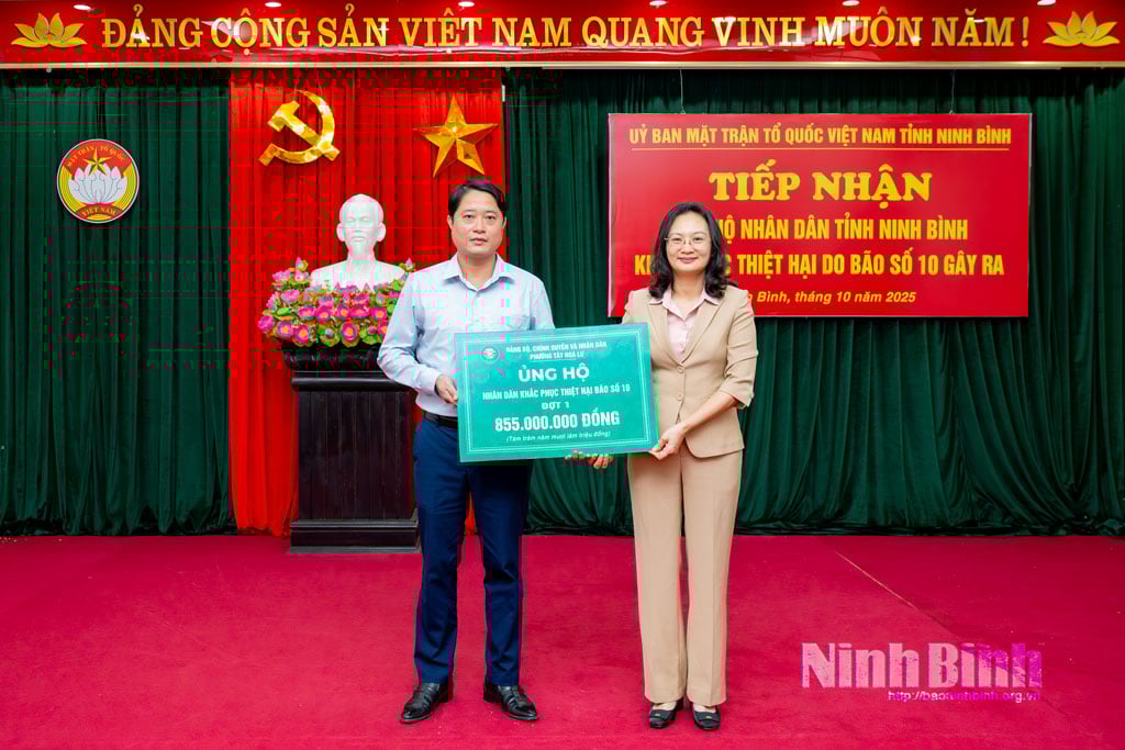 Wad Tay Hoa Lu menyokong orang ramai untuk mengatasi kerosakan yang disebabkan oleh ribut No. 10. Foto: Ngoc Linh