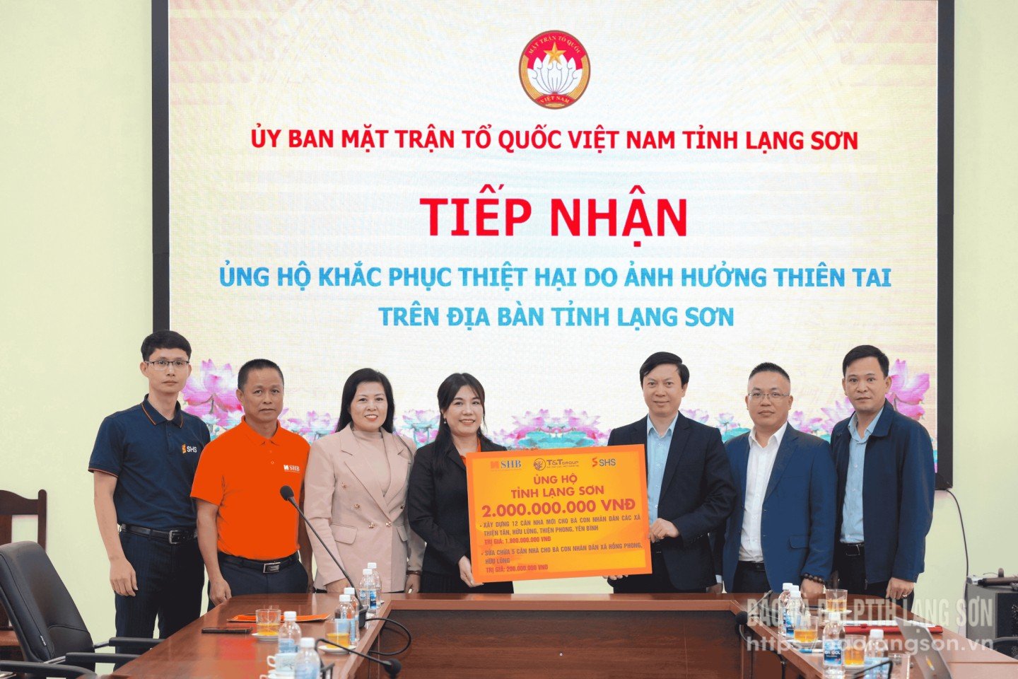 Leaders of the Vietnam Fatherland Front Committee of Lang Son province received financial support from representatives of Saigon Hanoi Commercial Joint Stock Bank.