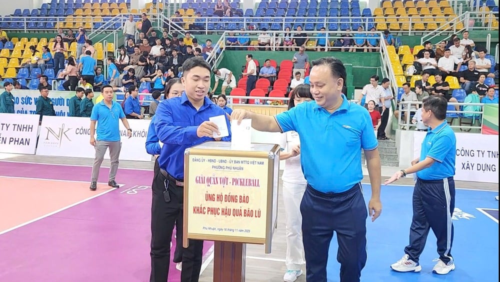 Kelurahan Phu Nhuan (HCMC) menyelenggarakan Festival Olahraga, memobilisasi lebih dari 1 miliar VND untuk membantu masyarakat yang sedang kesulitan - foto 2