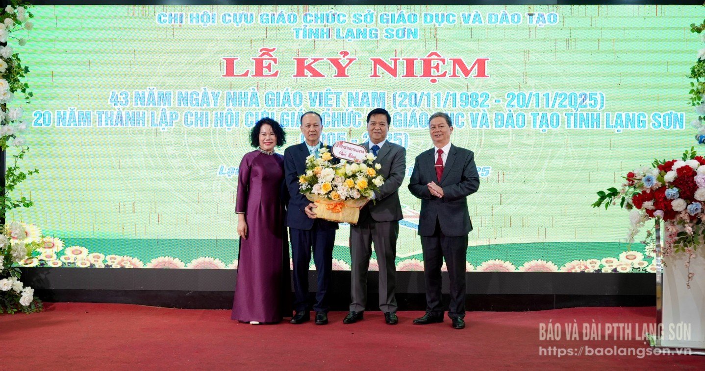 Az Oktatási és Képzési Minisztérium vezetői virággal köszöntötték a Volt Tanárok Egyesületét.